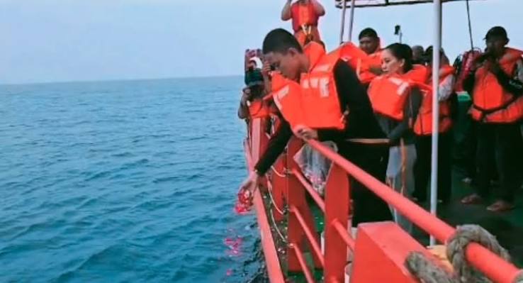 Pencarian di Hentikan, Keluarga Jurnalis Yudhistiro Pranoto, dan Keluarga Jurnalis Lainnya Tabur Bunga di Sela