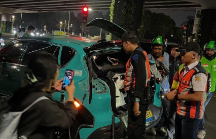 Taksi Listrik Terserempet KRL di Perlintasan Stasiun Karet