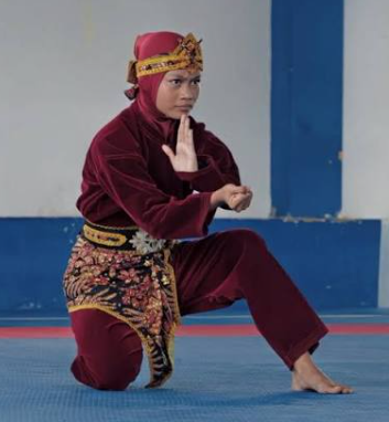 Azizah, Talenta Muda Asal Lombok yang Viral Berkat Aksi Silat Akrobatik