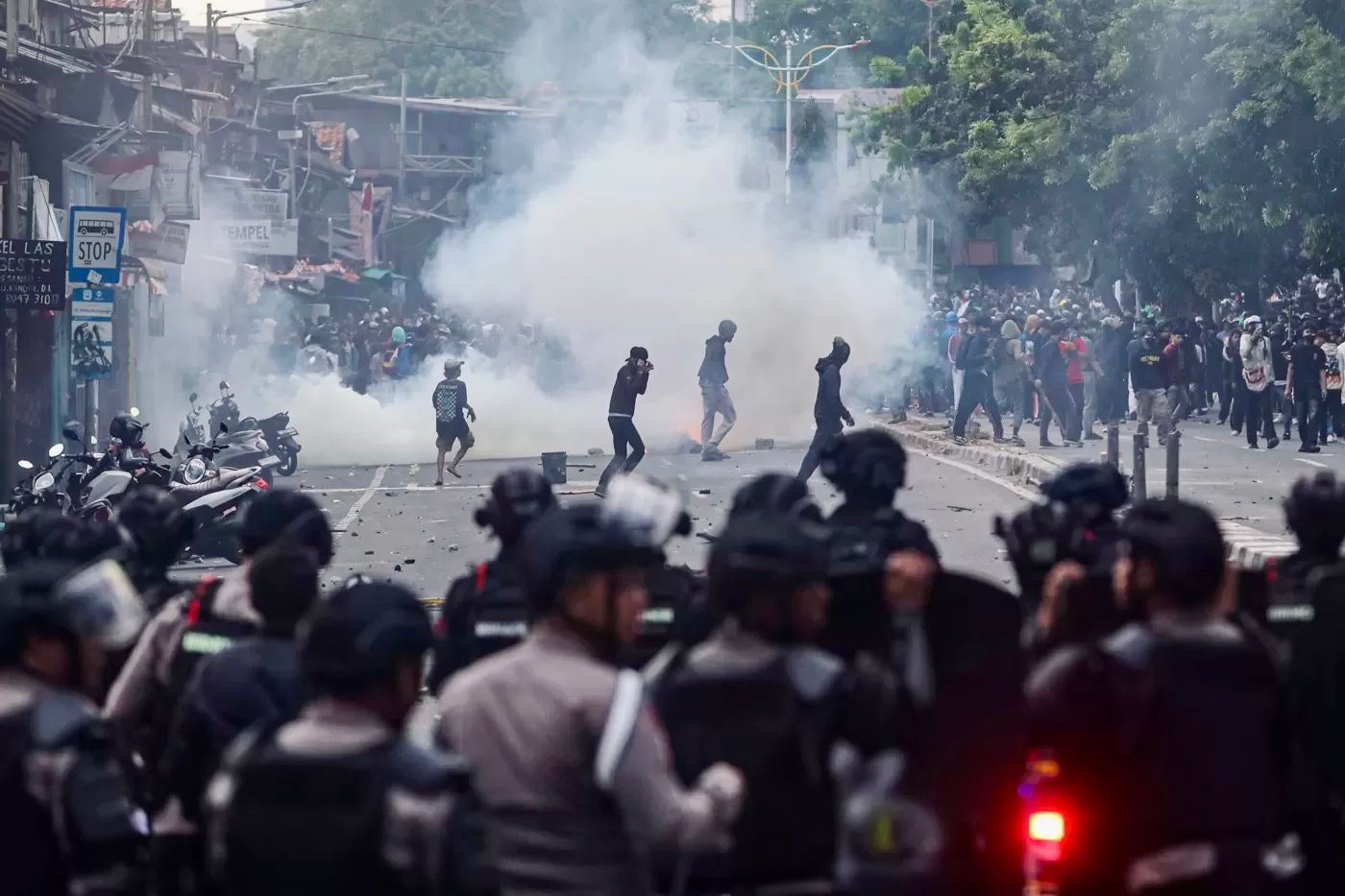 Demo 28 Agustus di DPR Ricuh, Mahasiswa Dipukul Mundur Hingga Jalan Senayan