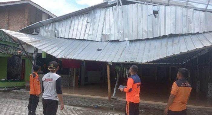 Puting Beliung Kembali Terjang Tulang Bawang, Puluhan Rumah di Banjar Margo Porak-poranda