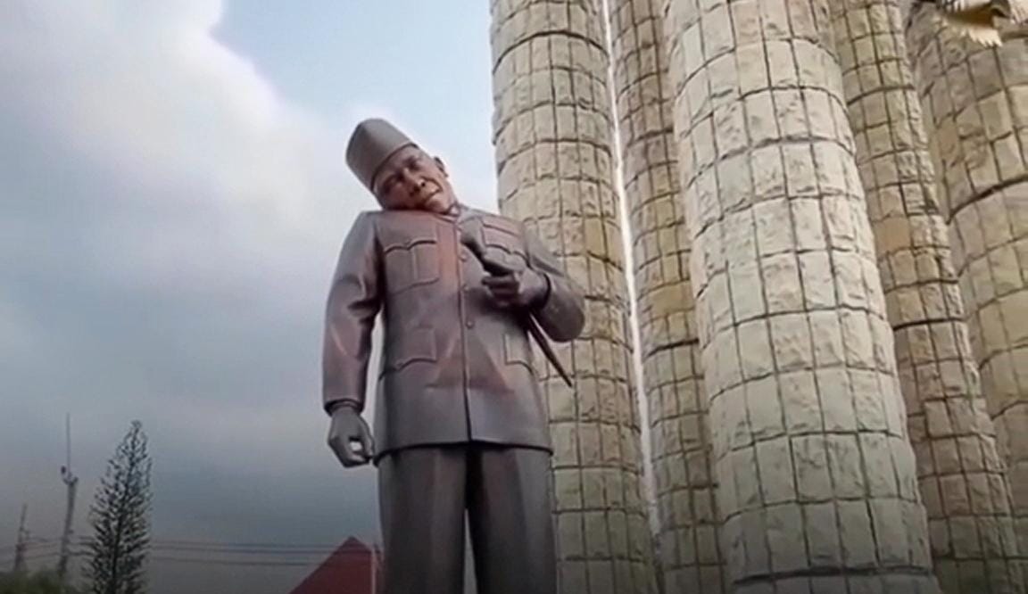 Viral! Patung Soekarno di Indramayu Miring Akibat Tenda Roboh 
