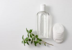 Bukan Sekadar Air, Ini Alasan Micellar Water Wajib Ada di Meja Rias Anda!