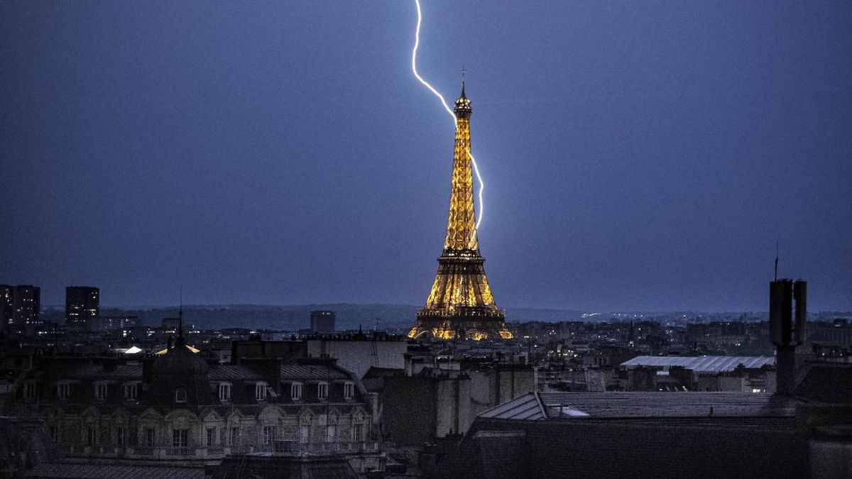 Menara Eiffel Disambar Petir di Tengah Badai yang Melanda Paris