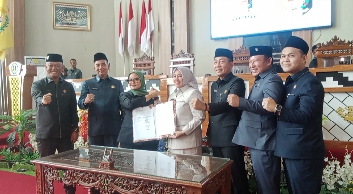 Pletok,. Sah,..DPRD Lamtim Restui Pemkab Lamtim Ngutang Rp.300 M, Senyum Manis Bupati Ela