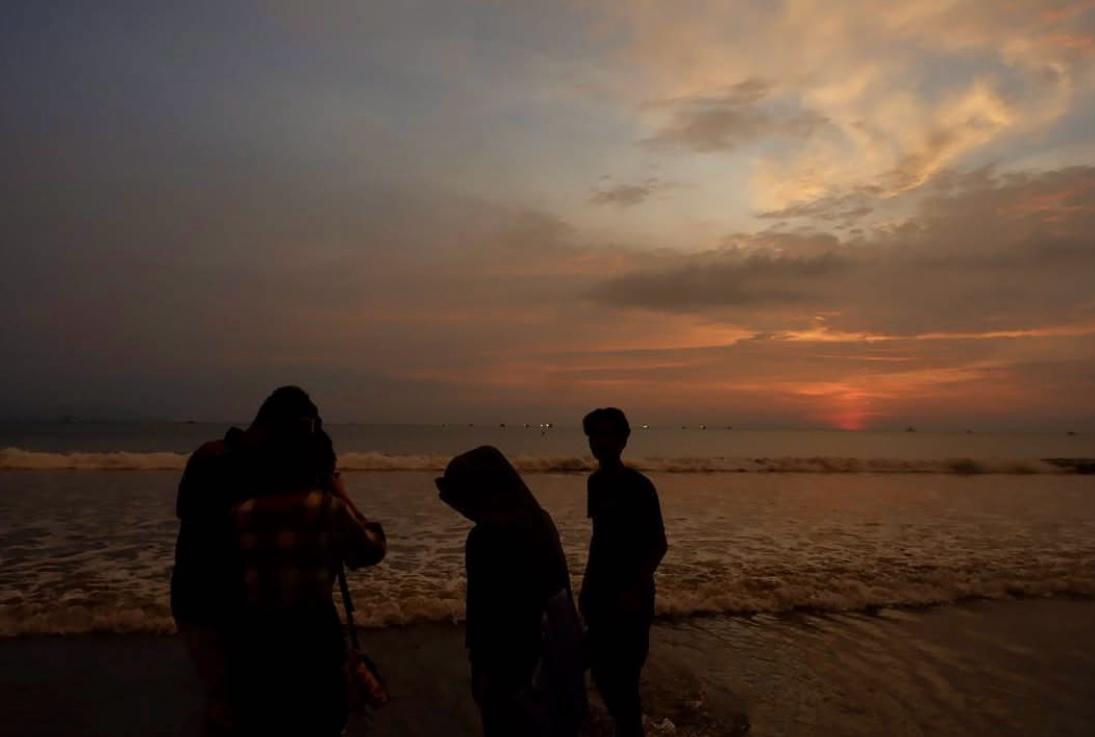 Fasilitas Lengkap dan Nyaman: Jadi Daya Tarik Utama Pantai Sanggar Saat Senja