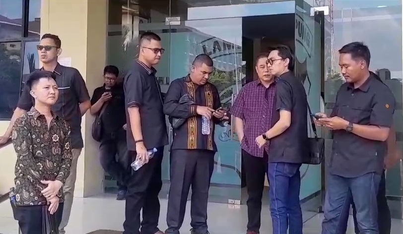 Rekan Jadi Tersangka Penyerobotan Lahan, Puluhan Advokat Sambangi Polda Lampung