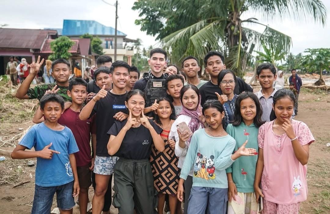 Verrell Bramasta Kunjungi Korban Banjir Sumatera, Gaya Pakai Tactical Vest Tuai Sorotan