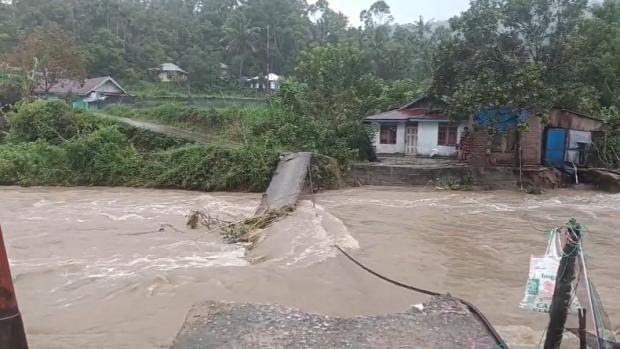 Jembatan di Sumatera Barat Putus Diterjang Banjir, Akses Warga Terisolasi