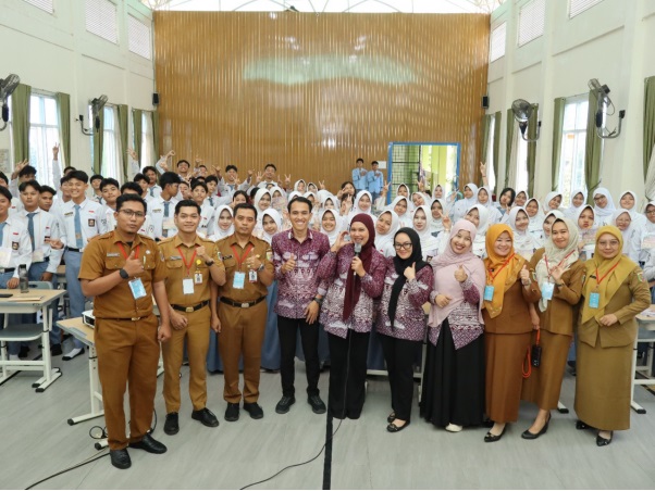 Dosen ITSNU Lampung Bekali Siswa SMAN 14 Bandar Lampung Kemampuan Public Speaking dalam LDK OSIS