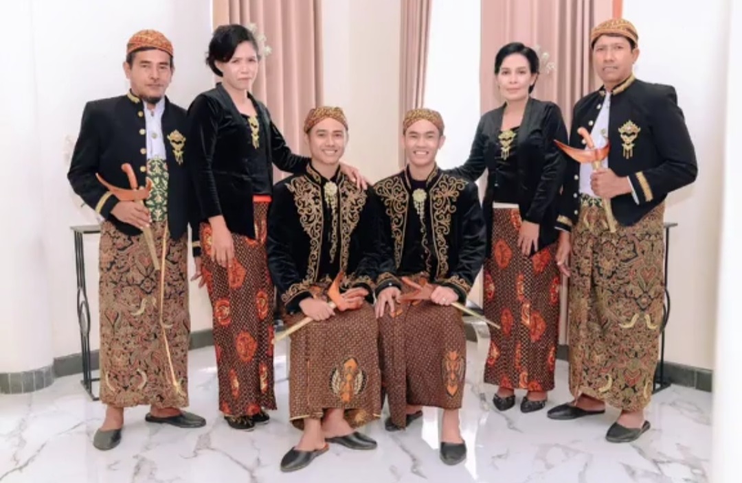 Viral, Foto Pernikahan Sesama Jenis dengan Adat Jawa, Lokasi di Australia