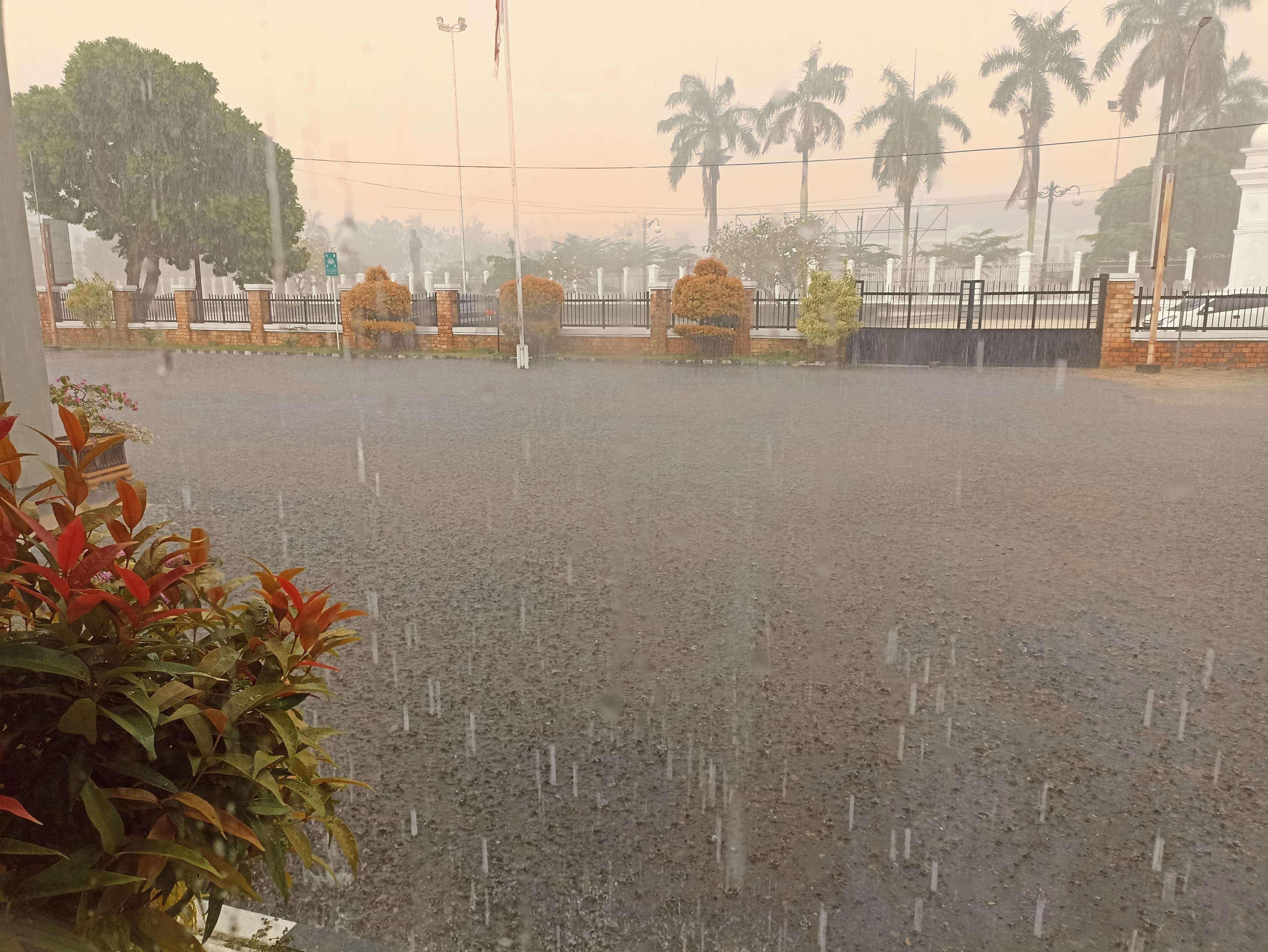 BMKG Kembali Ingatkan Potensi Dampak Cuaca Buruk Hingga Nataru Menguat Mulai Banjir Hingga Tanah Longsor