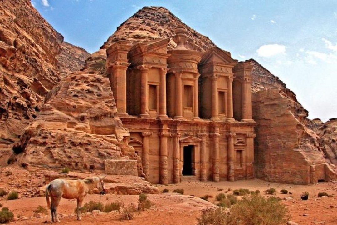 Petra: Keajaiban Tersembunyi di Balik Tebing Yordania