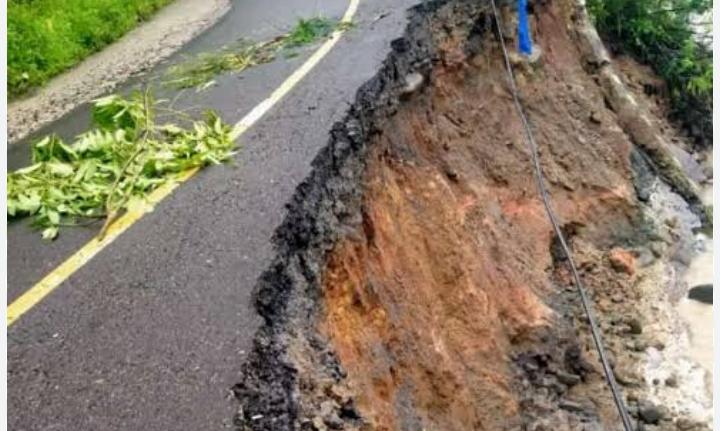 Jalan Lintas Liwa Krui Rusak Parah, Akses Terhambat dan Kendaraan Besar Dilarang Melintas