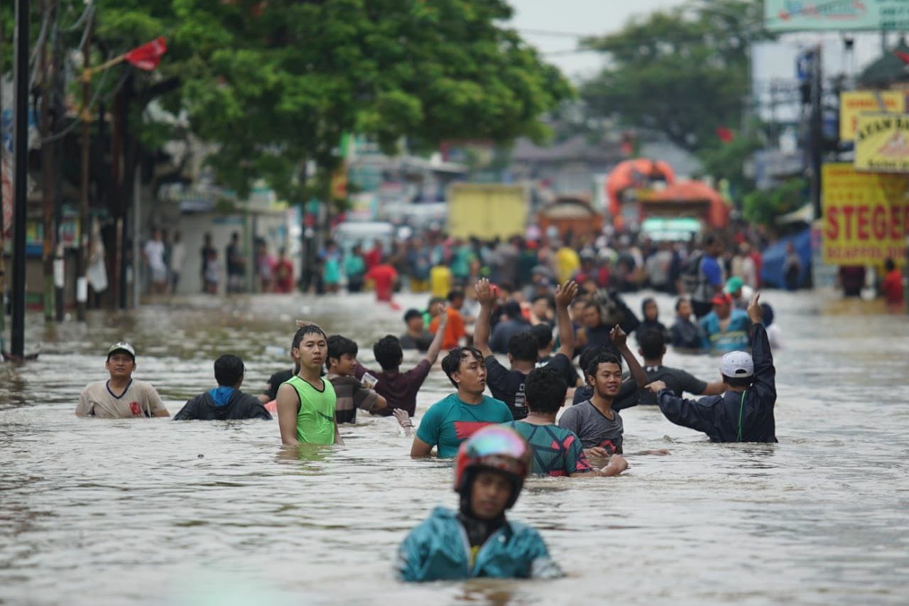 Banjir Terparah Di Ambulu Cirebon Jawa Barat, 1.000 Rumah Lebih Terendam