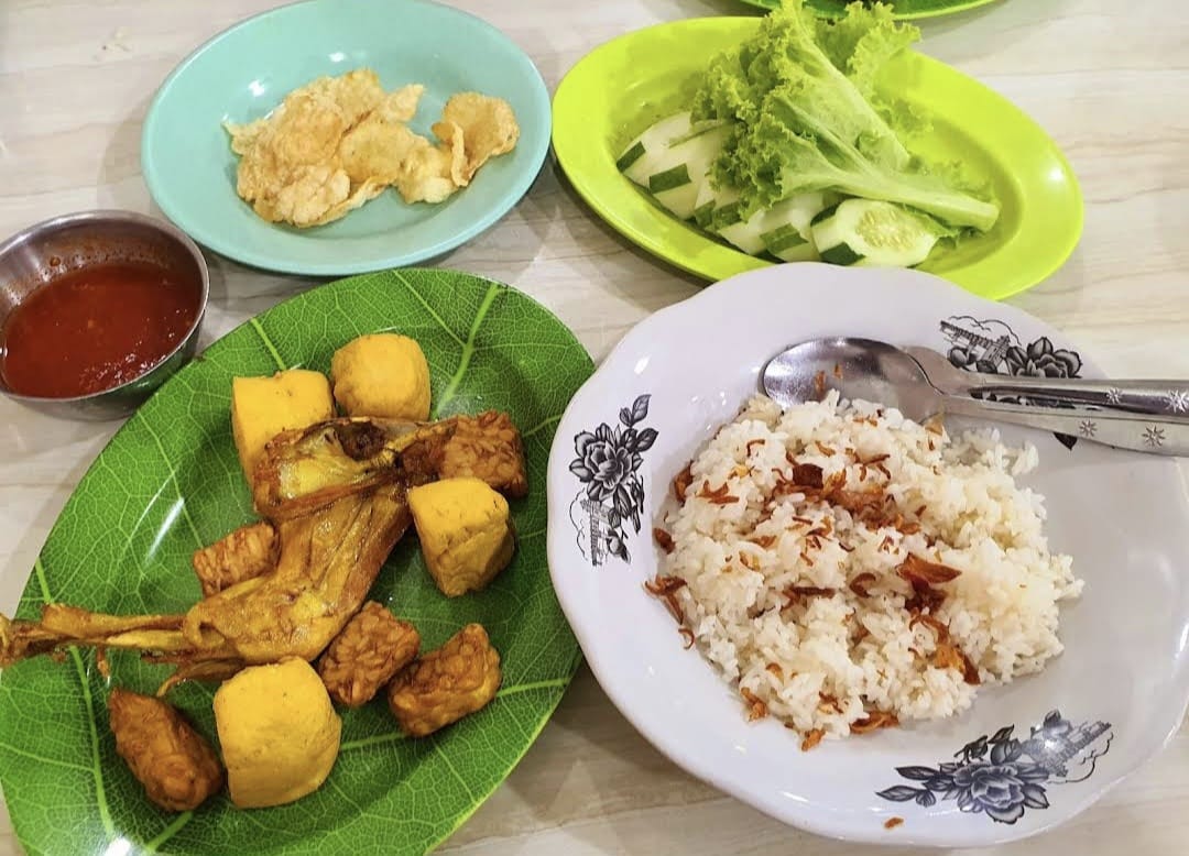 Rahasia Kenikmatan Nasi Uduk Toha: Kuliner Legendaris dari Kota Tapis Berseri