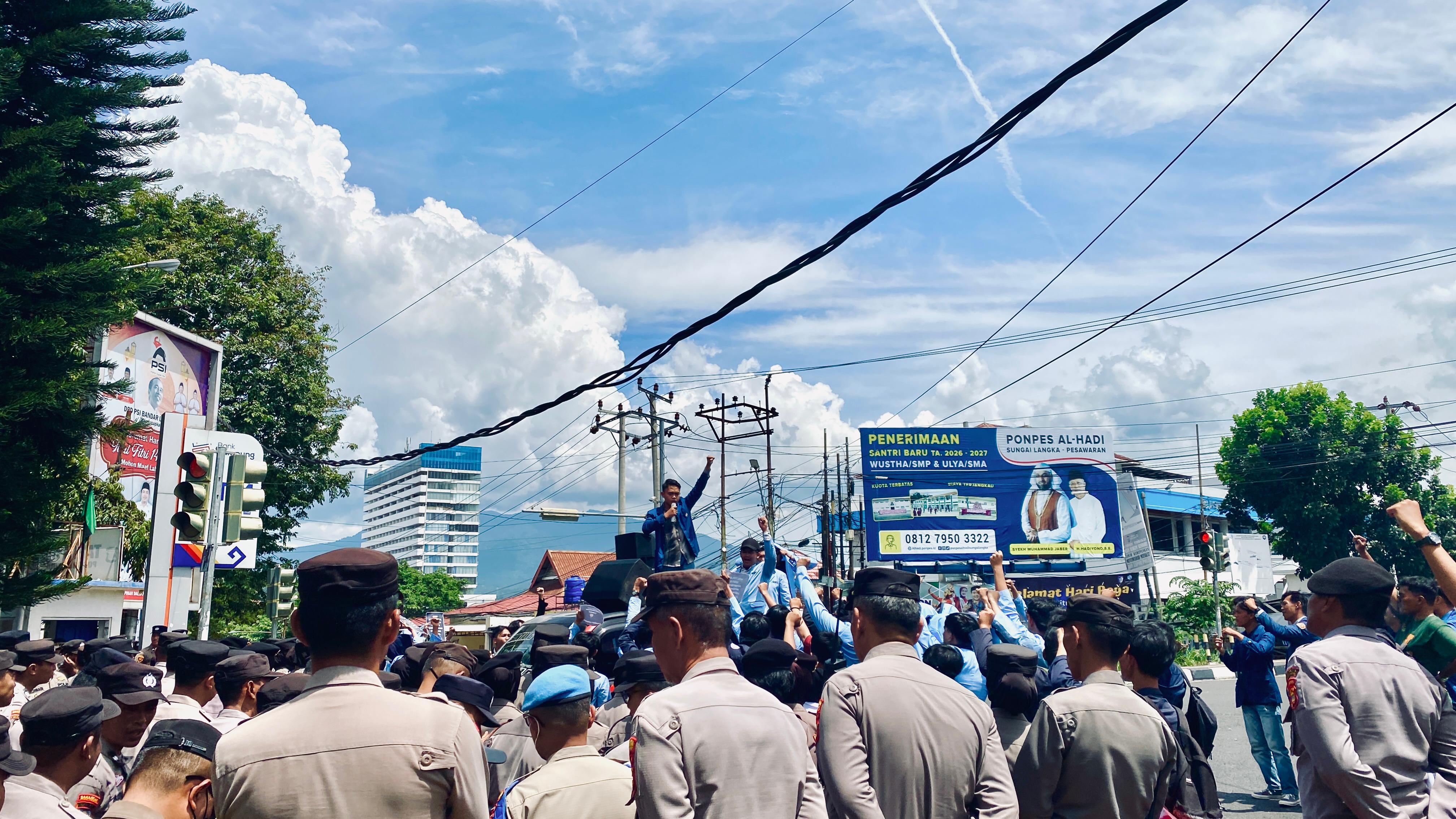 Aksi Mahasiswa Lampung Hadirkan Kristomei Sianturi di DPRD Lampung