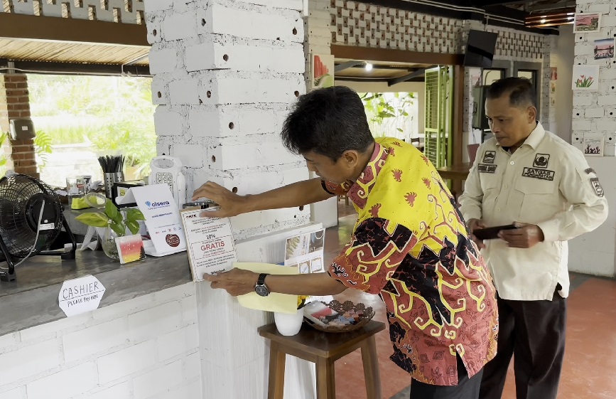 Stiker Tapping Box Dipasang, Rumah Makan Harus Berkontribusi Untuk PAD Pesawaran