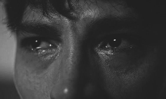 Laki-Laki Menangis: Apakah Benar Menghapus Stigma Maskulinitas?