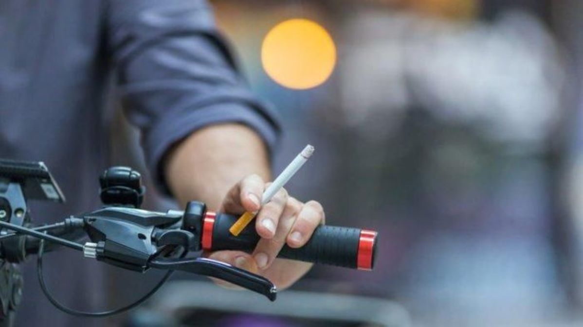 Akibat Keegoisan Perokok yang Merokok di Jalan Raya Saat Berkendara, Ini Dampak Bahayanya!