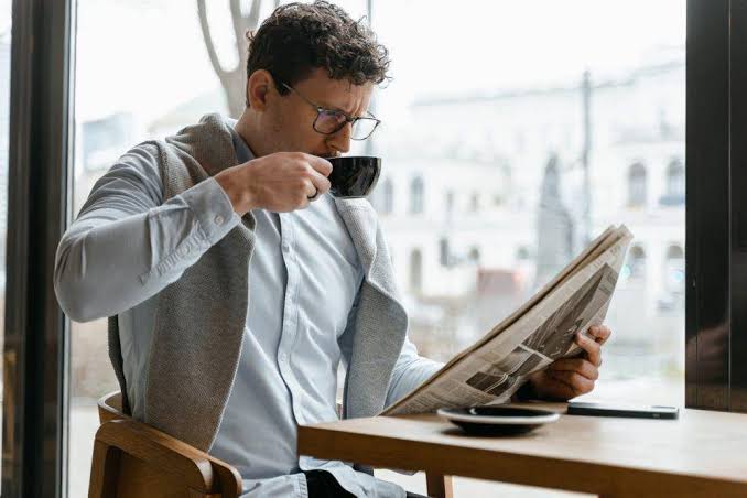 Terlalu Sering Konsumsi Berita Buruk Bisa Tumpulkan Empati, Begini Cara Menjaganya