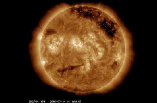 Lubang Koronal Raksasa 35 Kali Ukuran Bumi Terdeteksi di Matahari, NASA Keluarkan Peringatan Cuaca Antariksa