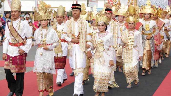 Menilik Kearifan Lokal Adat Budaya dari Bumi Ruwa Jurai