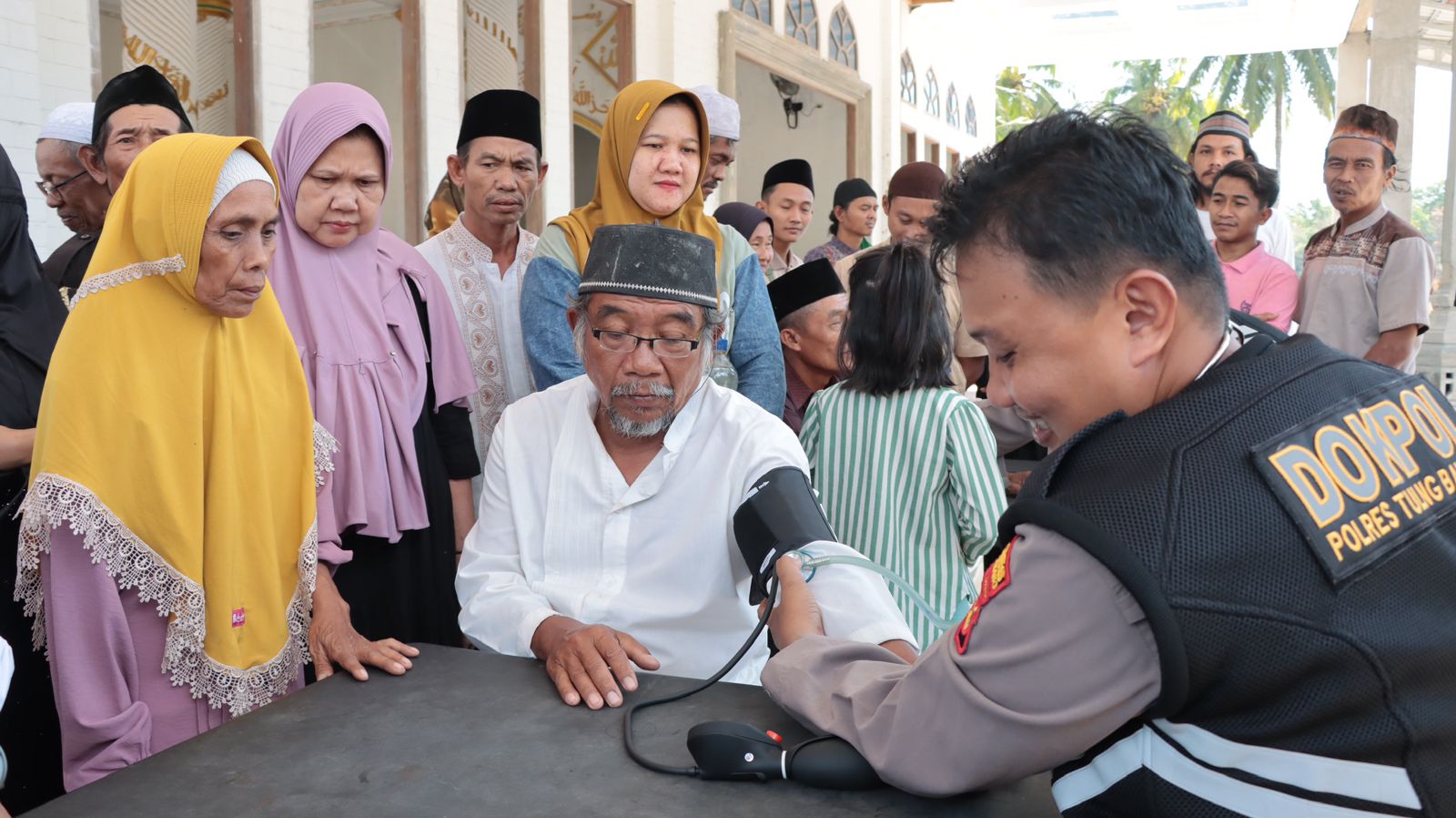 Beri Pelayanan Kesehatan Keliling Gratis, Polres Tulang Bawang Periksa Puluhan Lansia 