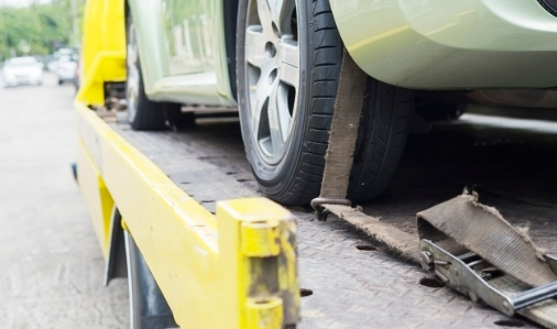 Hindari Pemotor, Truk Genteng Terguling di Samping Gedung DPRD Bandar Lampung