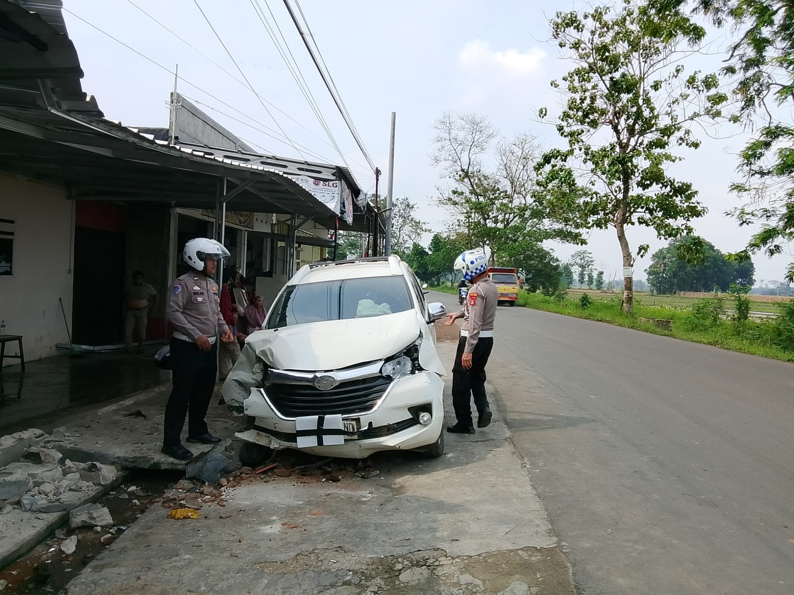 Diduga Sopir Mengantuk, Avanza Tabrak Pasutri di Sekampung hingga Hantam Rumah Warga