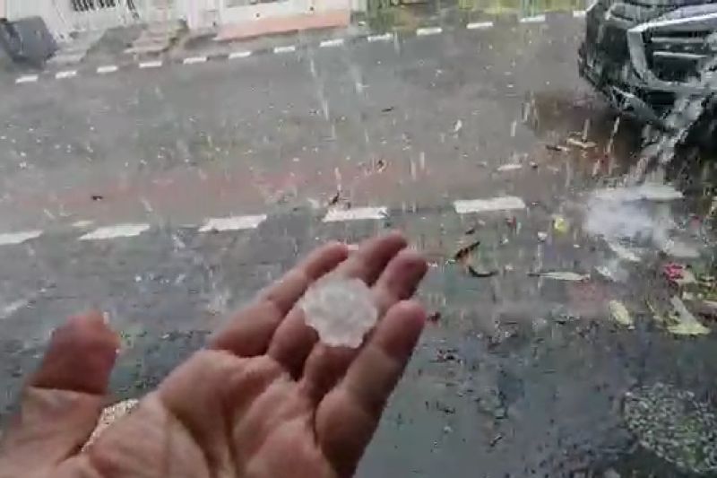 Hujan Es Landa Liwa, BMKG Sebut Akibat Awan Cumulonimbus