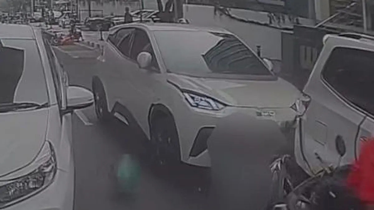 BYD Tabrak 4 Mobil dan Lindas Ojol di Blok M, Begini Kronologinya
