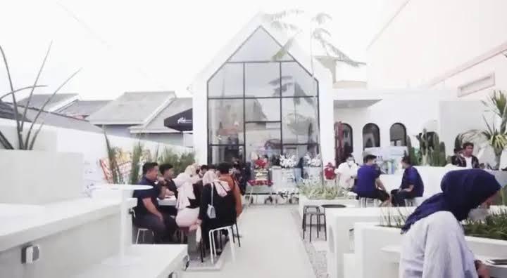 Tren Nongkrong di Kafe Outdoor Makin Digemari Anak Muda
