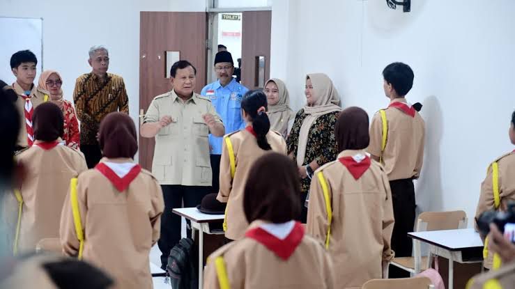 Prabowo Tinjau Sekolah Rakyat, Targetkan 500 Sekolah dan 330 Ribu Smart TV