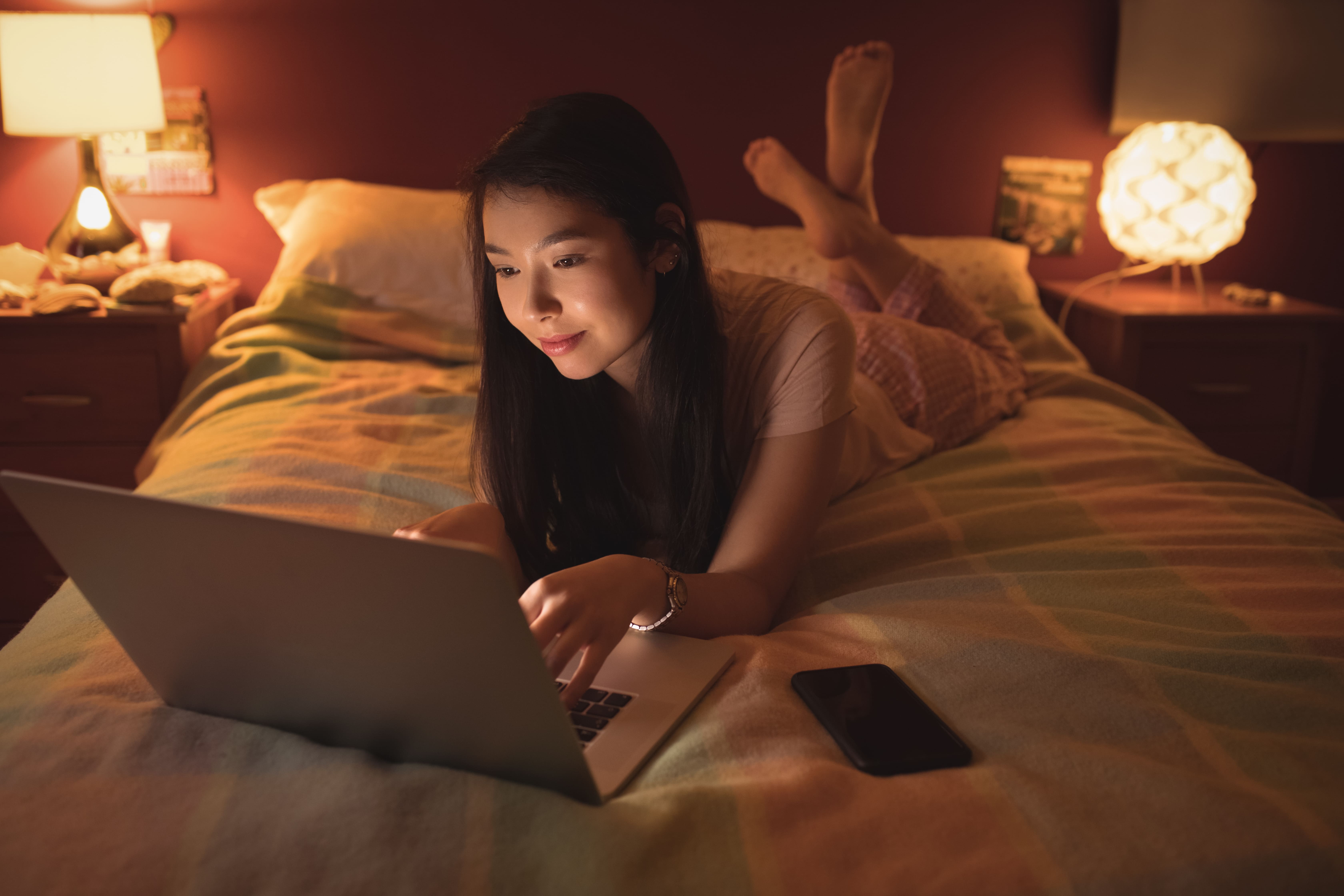 Sering Begadang karena Scroll HP? Kebiasaan Ini Bisa Ganggu Kesehatan