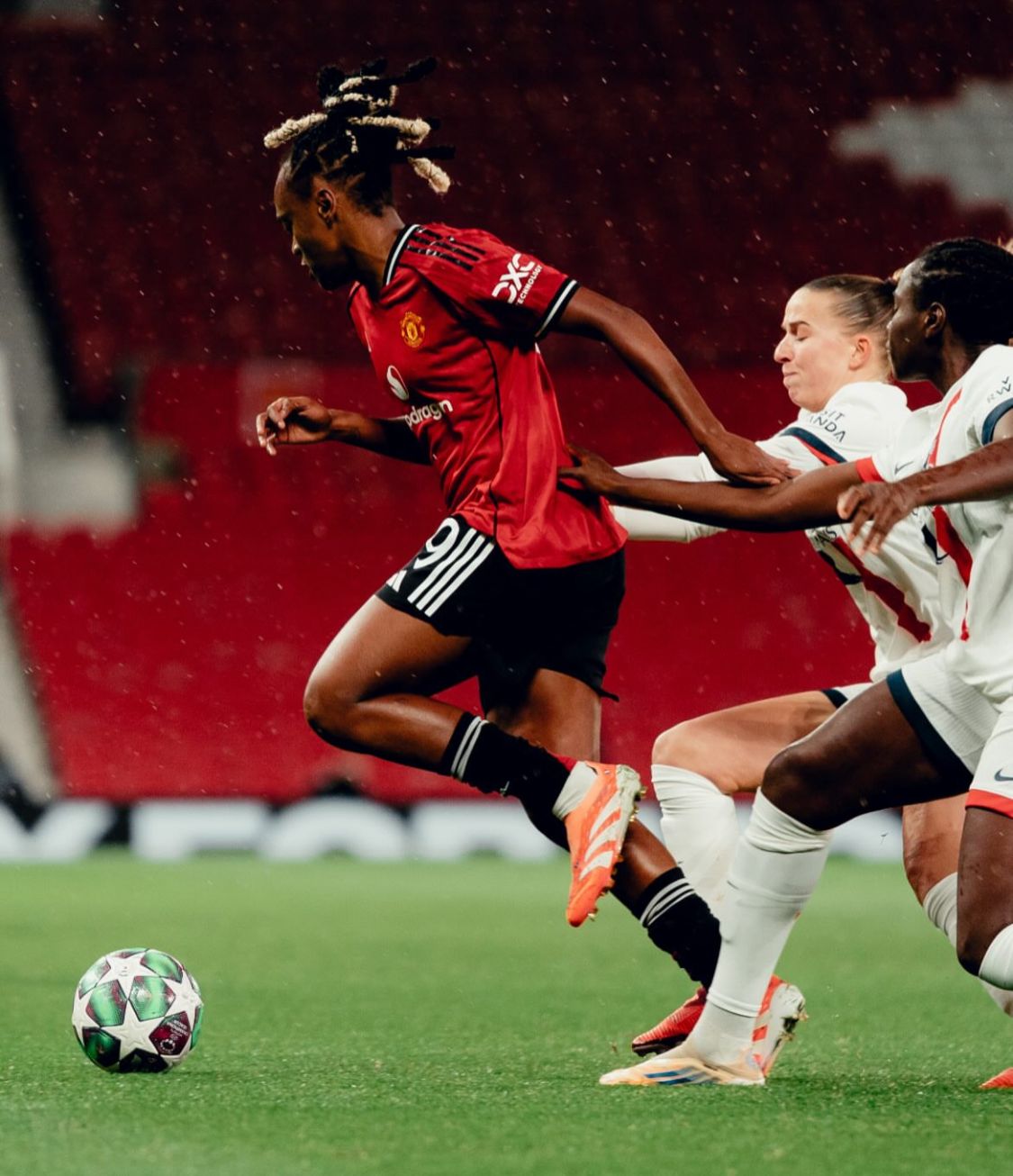 Manchester United Women Tak Terbendung! Tumbangkan PSG 2–1 di Old Trafford, Rolfö Jadi Penentu Kemenangan