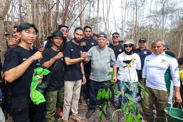 Pemuda Kaltim dan OIKN Tanam 1.000 Pohon di Bekas Karhutla Bukit Soeharto