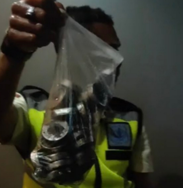 Unpas - Unisba Dikepung Aparat Gabungan TNI-Polri, Gas Air Mata Hujani Mahasiswa dan Relawan