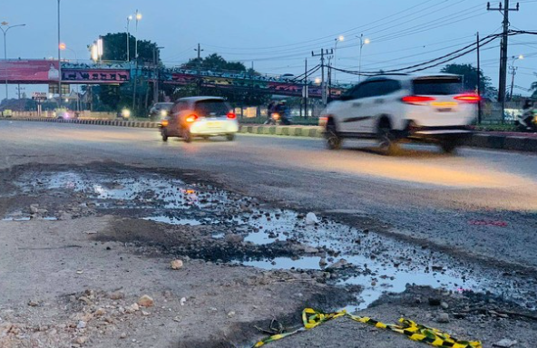 Jalan Berlubang di Way Halim Kembali Makan Korban, Warga Desak Perbaikan Segera