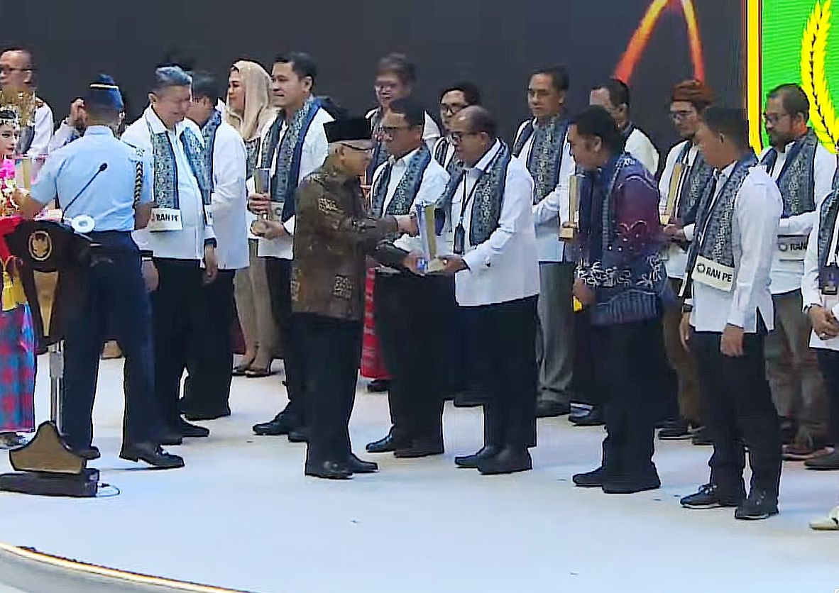 Pj. Gubernur Samsudin Terima Penghargaan RAN PE Awards 2024