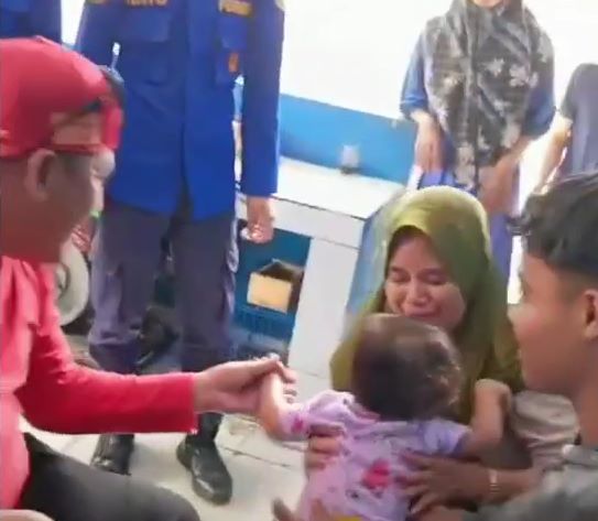 Viral, Damkar Bantu Lepas Cincin di Jari Balita Berlangsung Dramatis
