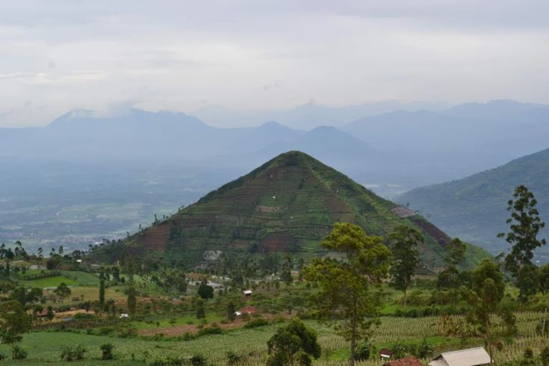 Gunung Padang: Piramida Tersembunyi di Puncak Bukit Jawa Barat