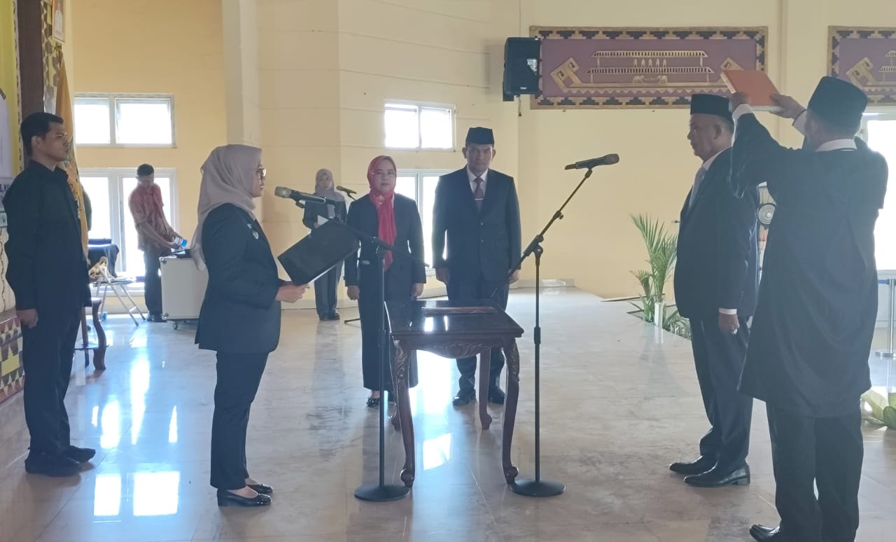 Bupati Ela Lantik Rustam Effendi Jadi Sekda Lamtim, Bantah Isu Titipan 'Orang Gede' 