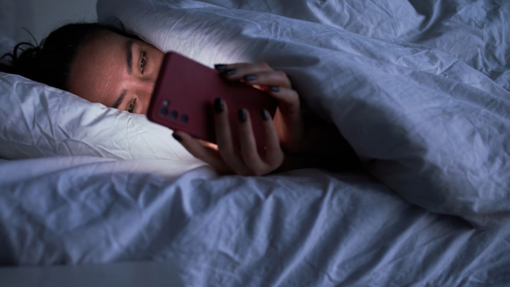 Kesehatan Mental: Kenapa Sulit Berhenti Scroll Media Sosial? Ini Penjelasan Fenomena Doomscrolling