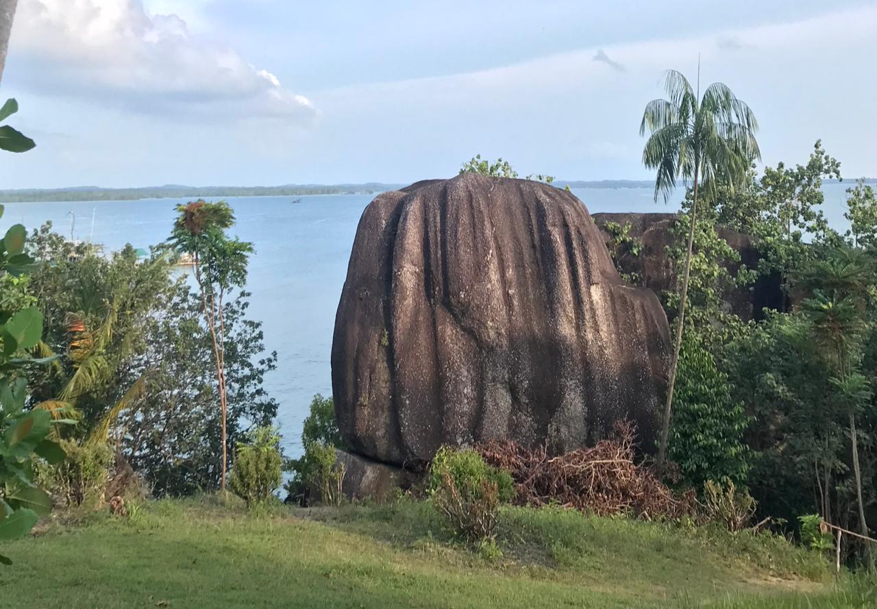 Pantai Batu Dinding Bangka, Ikon Granit Raksasa di Ujung Teluk Kelabat