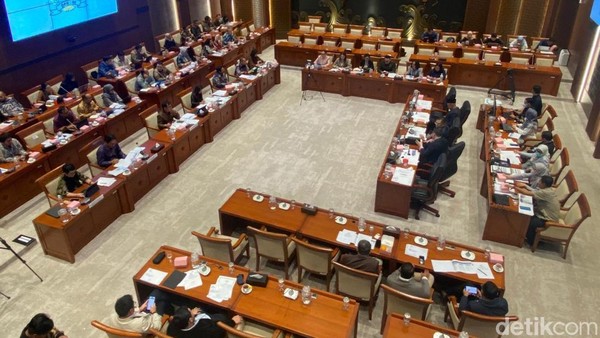 Menkomdigi Tekankan Kewajiban Batas Usia Akun Medsos, PSE yang Abai Terancam Disanksi