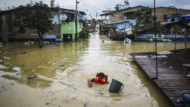 Banjir Kepung Kota Medan, Warga Terpaksa Naik ke Lantai Dua Saat Air Meninggi