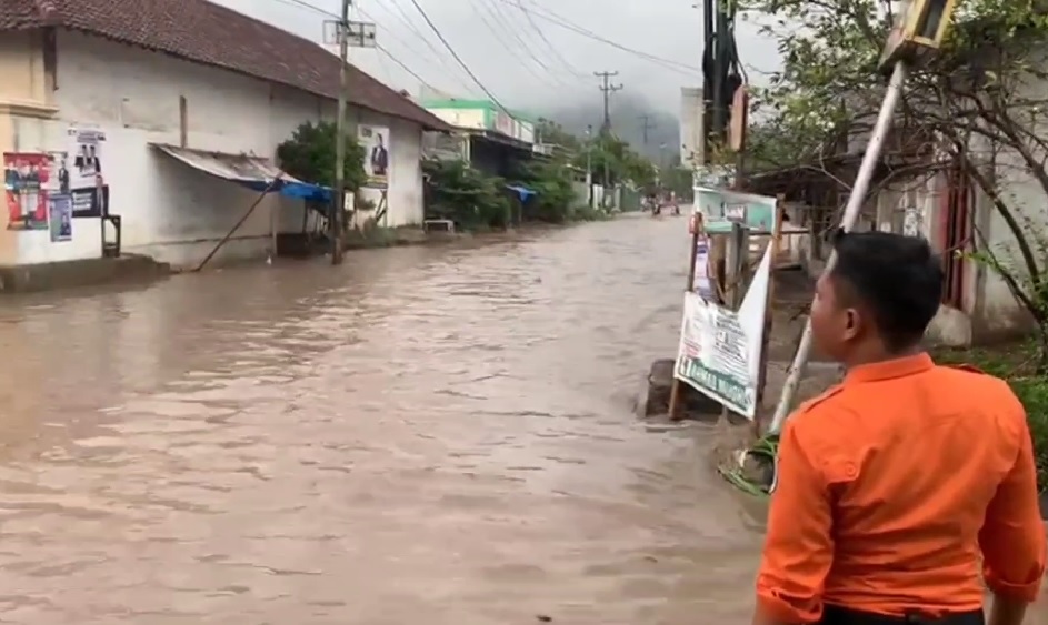 Hujan Deras dan Angin Kencang, Bandar Lampung Dikepung Banjir dan Pohon Tumbang