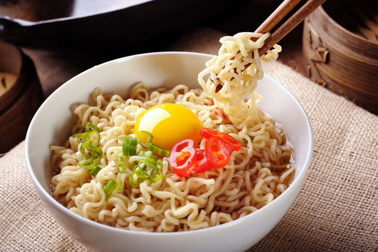 Waspada! Kebiasaan Makan Mi Instan Berlebihan Bisa Ganggu Kesehatan Anak Muda