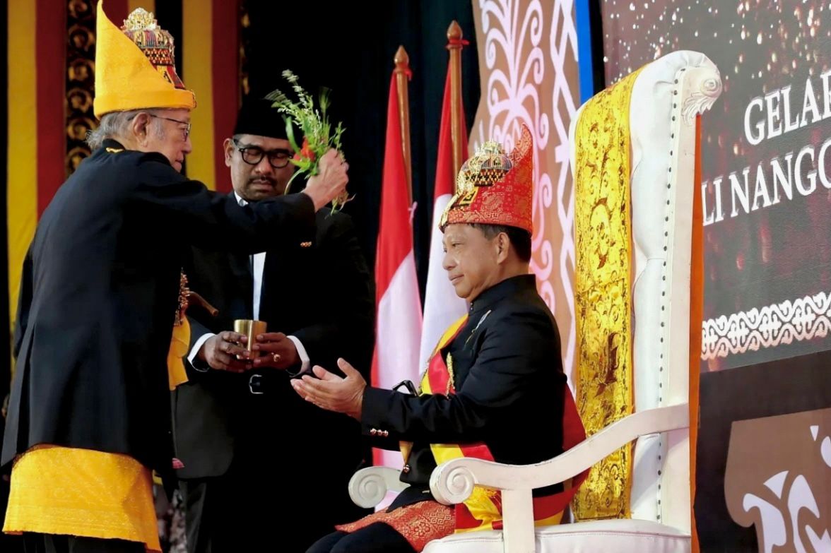 Mendagri Tito Karnavian Dianugerahi Gelar “Petua Panglima Hukom Nanggroe” oleh Wali Nanggroe Aceh